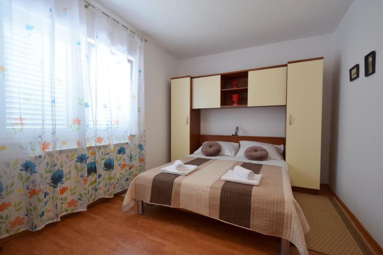 Apartments Anka Krk Town Exterior foto