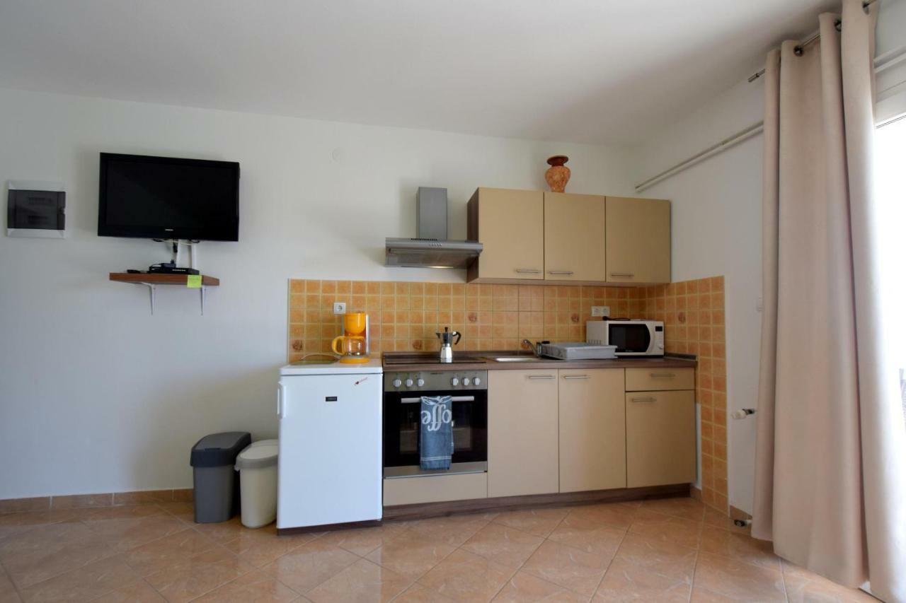 Apartments Anka Krk Town Exterior foto