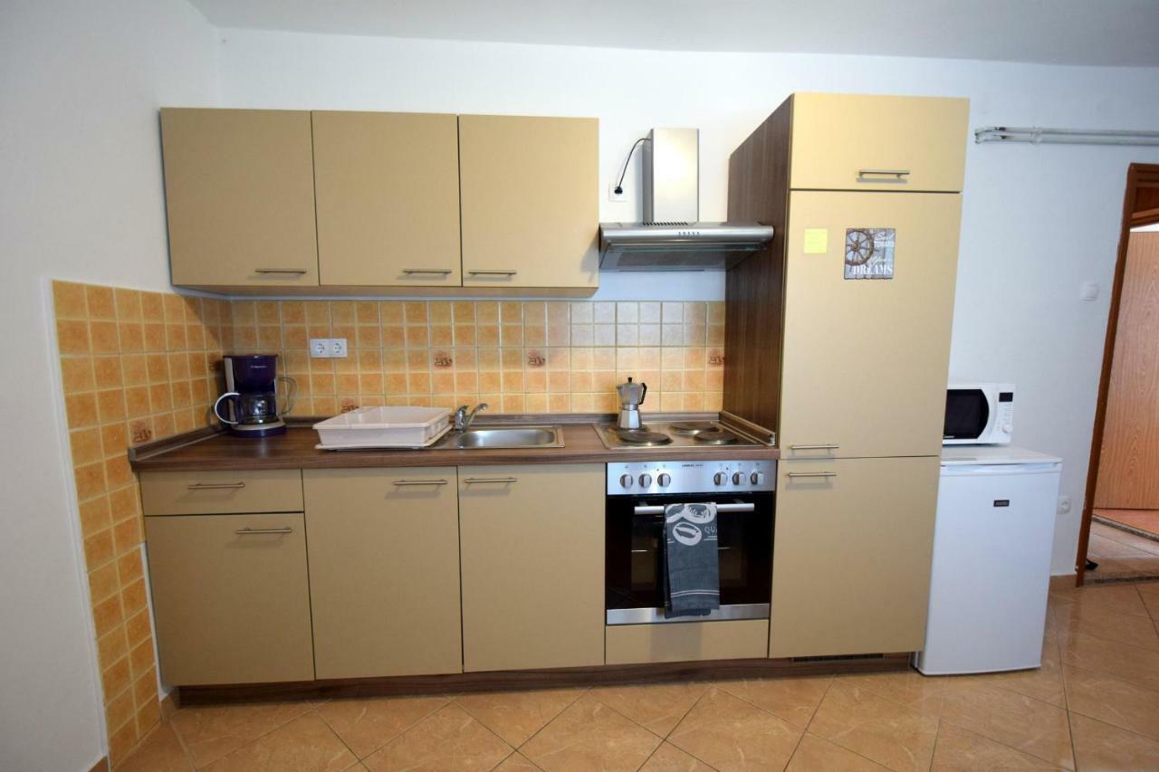 Apartments Anka Krk Town Exterior foto